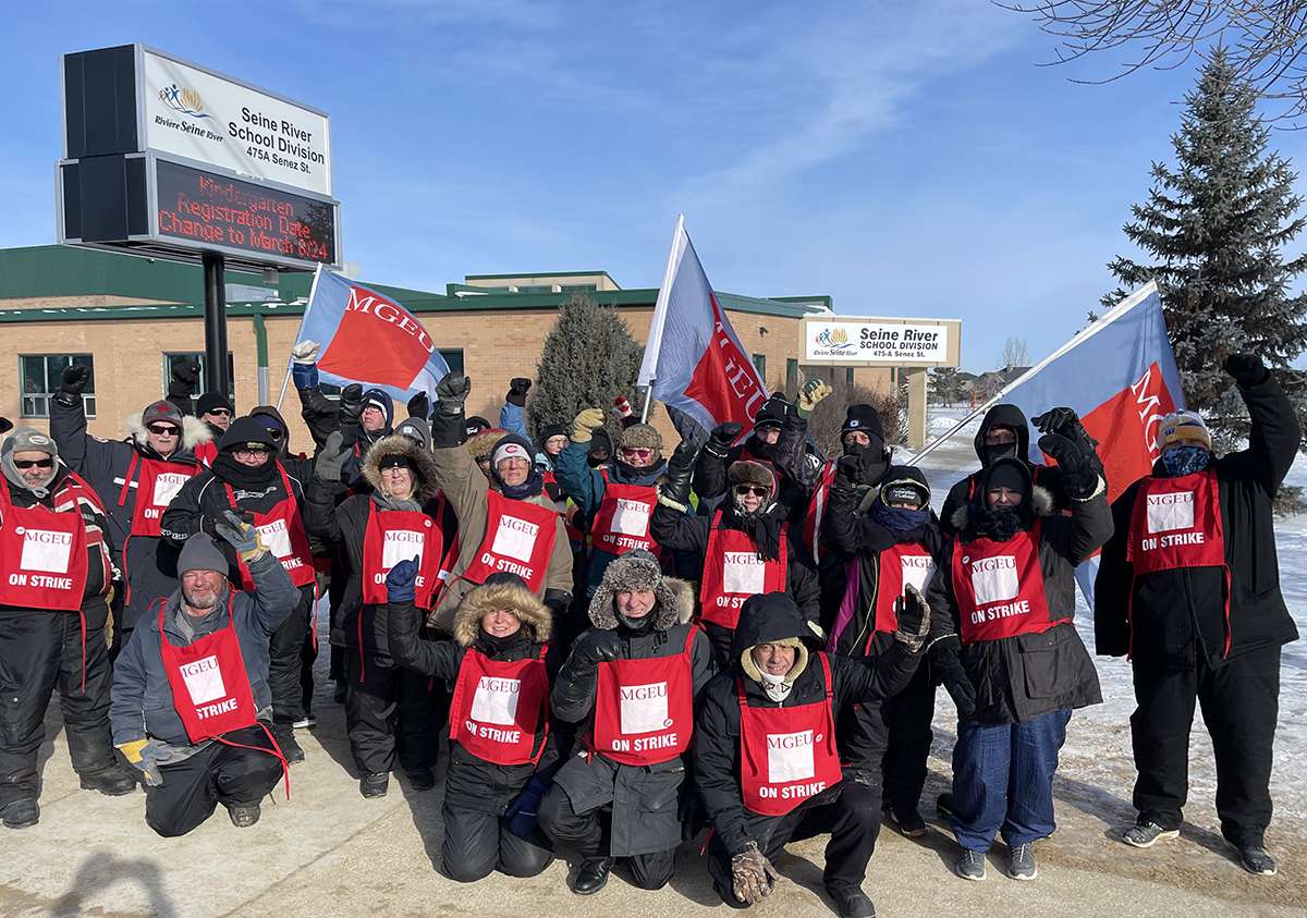 SRSD Trades members on the picket line